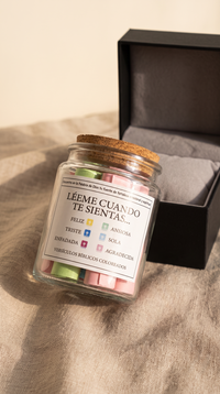 Frasco Biblico con la caja de regalo negra abierta detras